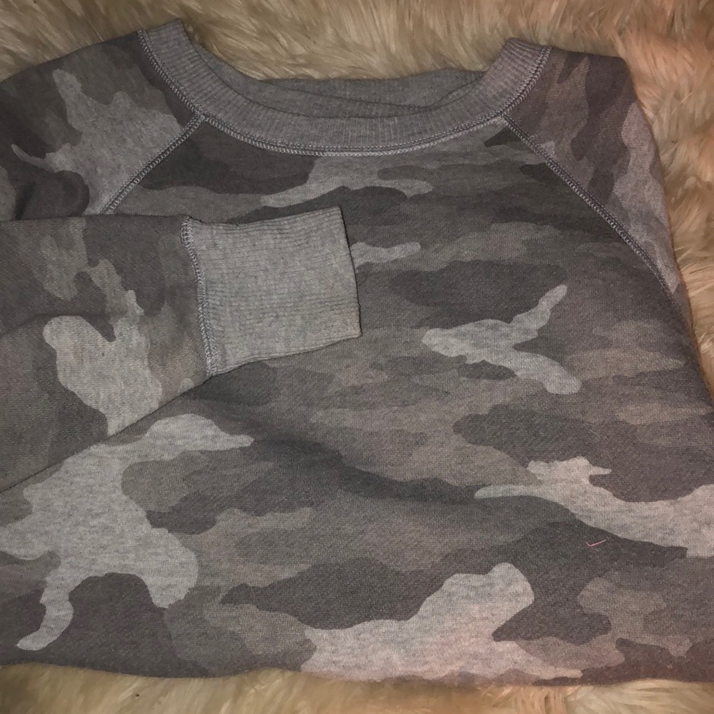 American eagle camo sweatshirt